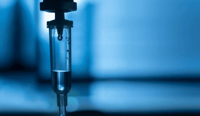 Serum şişesinden damlayan serum